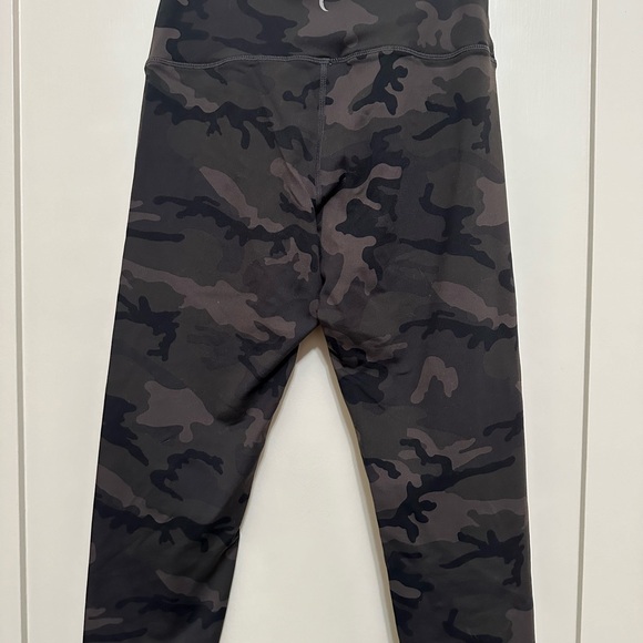 ZYIA Forest Camo Luxe Hi-Rise Capri 20” - Picture 2 of 3
